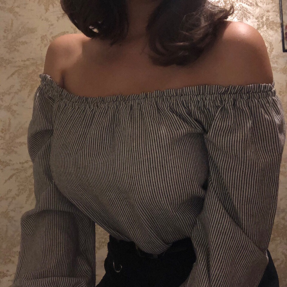 Brandy Melville Off-shoulders thin striped Blouse